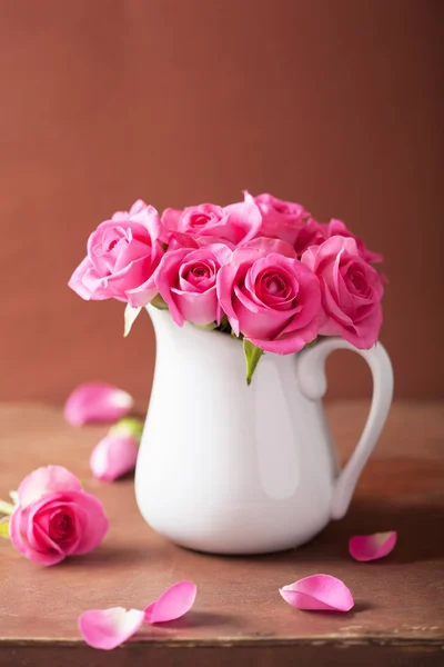 Lindo buquê de rosas rosa em vaso — Fotografia de Stock