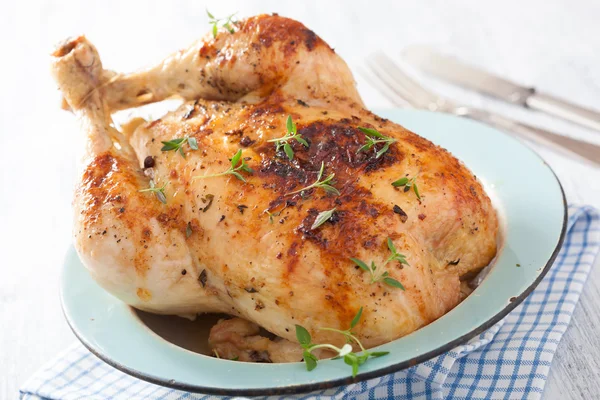 Pollo asado entero con pimienta y tomillo —  Fotos de Stock