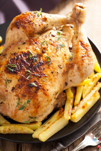 Pečené kuře s paprikou tymiánovým bramborem — Stock fotografie