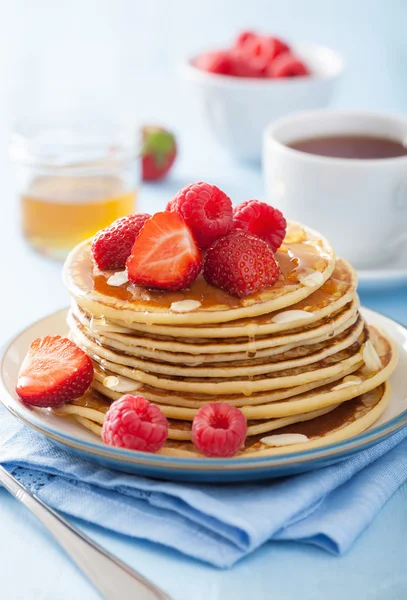 Pancake dengan berry dan madu — Stok Foto