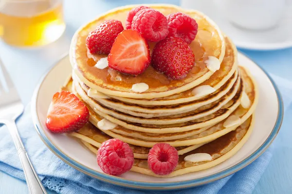 Pancakes with berry and honey — Stock Photo, Image