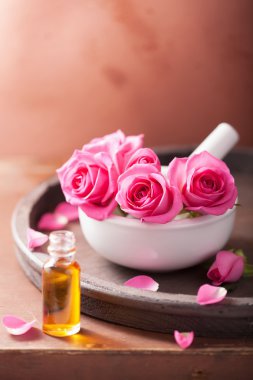 Gül çiçek ve esans aromaterapi için harç ve 