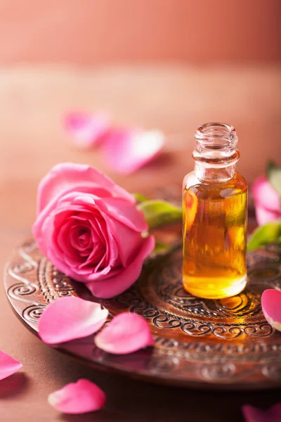 Rose flower and essential oil. spa and aromatherapy — Stock Photo, Image