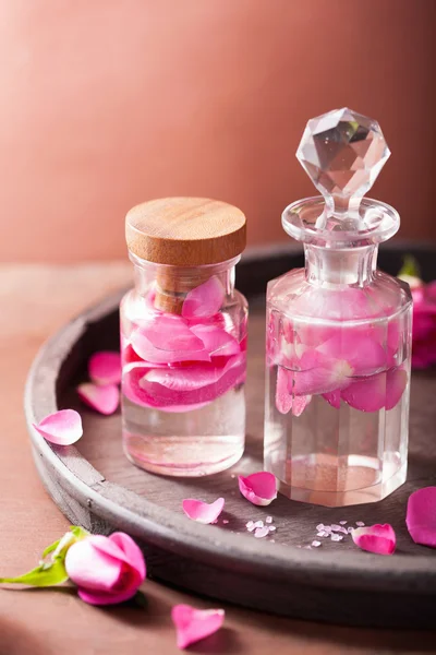 Conjunto de alquimia e aromaterapia com flores de rosas e frascos — Fotografia de Stock