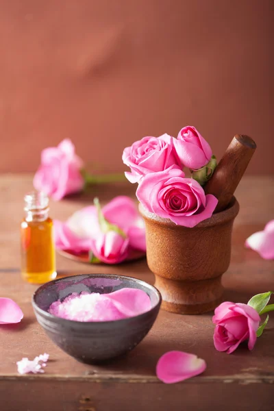 Set spa con flores de rosas mortero y sal — Foto de Stock