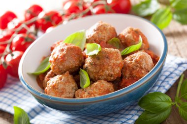 Mavi kapta domates soslu köfte