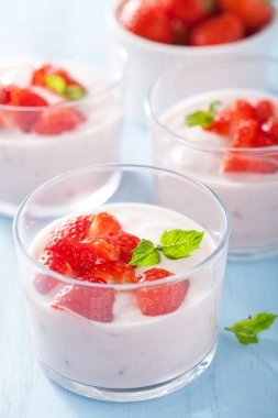 desayuno saludable con yogur y fresas 