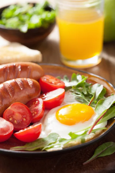 Fried egg sausages tomatoes for healthy breakfast — Stock Photo, Image