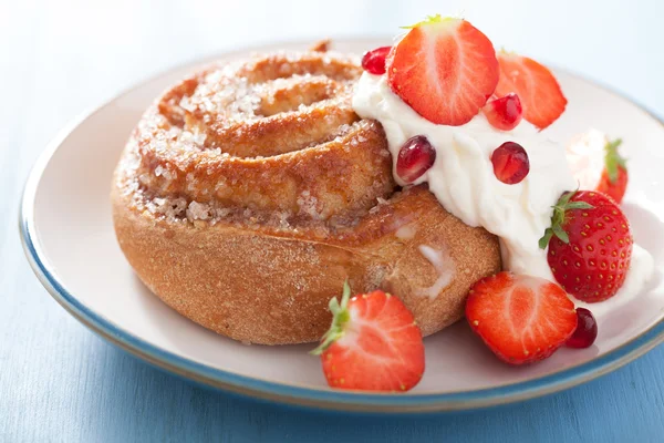 朝食のためのいちごとクリームの甘いシナモン ロール — ストック写真