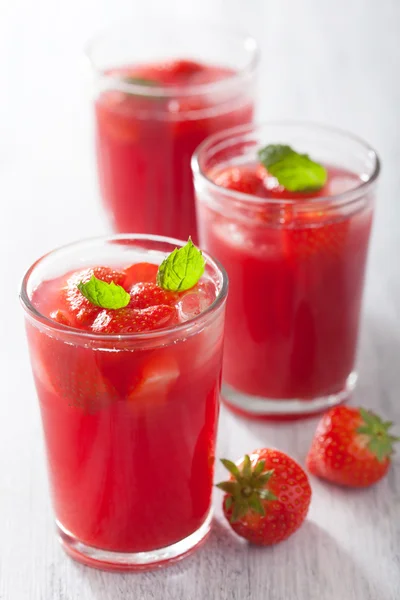 Erdbeersaft mit Minze. Sommergetränk — Stockfoto