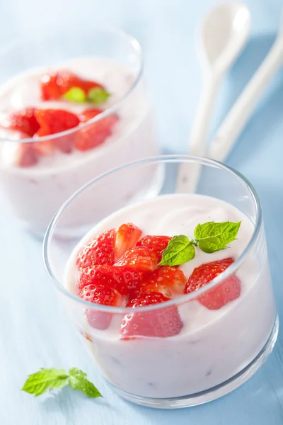 Desayuno saludable con yogur y fresas — Stok fotoğraf