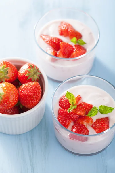 Petit déjeuner sain avec yaourt et fraise — Photo