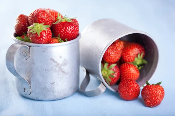 Fragola fresca in tazze rustiche — Foto Stock