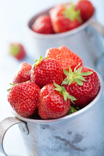 Verse aardbeien in rustieke cups — Stockfoto