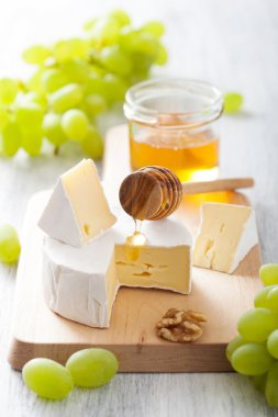 üzüm, bal ve fındık ahşap adam Camembert peyniri