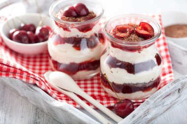 Creme fraiche reçel ve çikolata sağlıklı tatlı