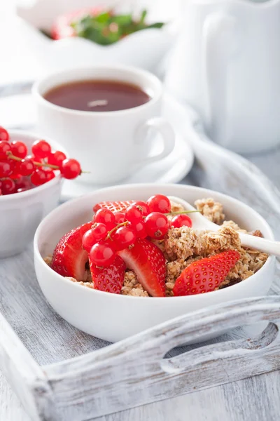 Granola ve çilek ile sağlıklı bir kahvaltı — Stok fotoğraf