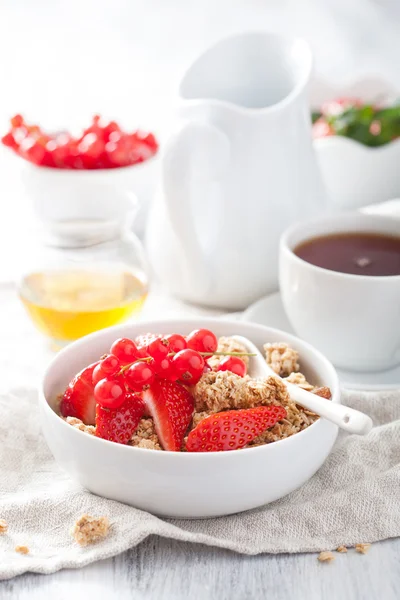 Granola ve çilek ile sağlıklı bir kahvaltı — Stok fotoğraf