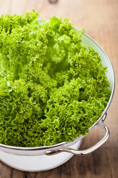 Hojas de lechuga fresca en colador — Foto de Stock