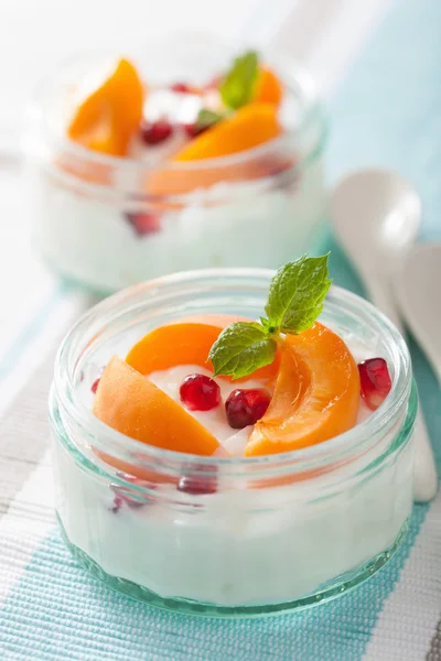 Hälsosam frukost med yoghurt aprikos granatäpple — Stockfoto