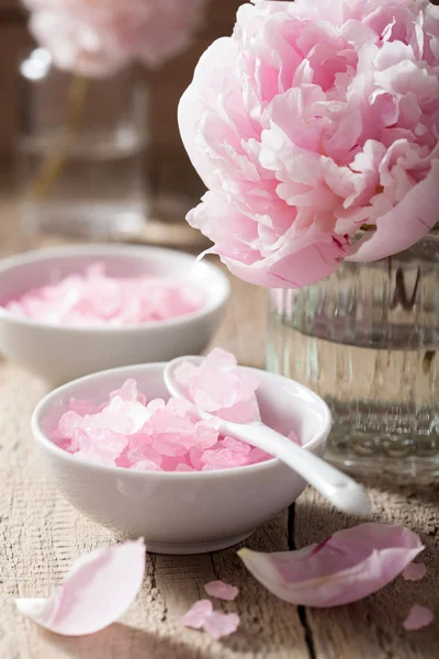 Pink flower salt peony for spa and aromatherapy — Stock Photo, Image