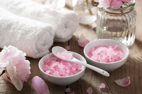 Spa conjunto com flores de peônia e sal de ervas rosa — Fotografia de Stock