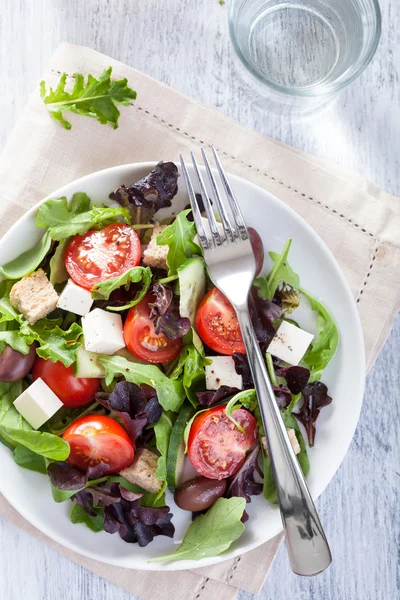 Zdrowa sałatka z pomidorami, oliwkami i serem feta — Zdjęcie stockowe