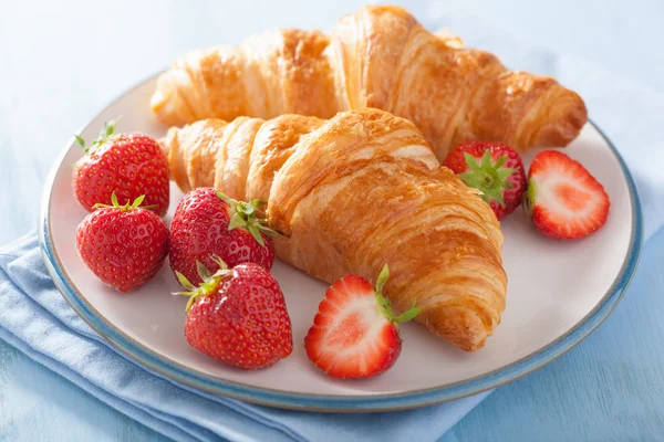Frische Croissants mit Erdbeeren zum Frühstück — Stockfoto