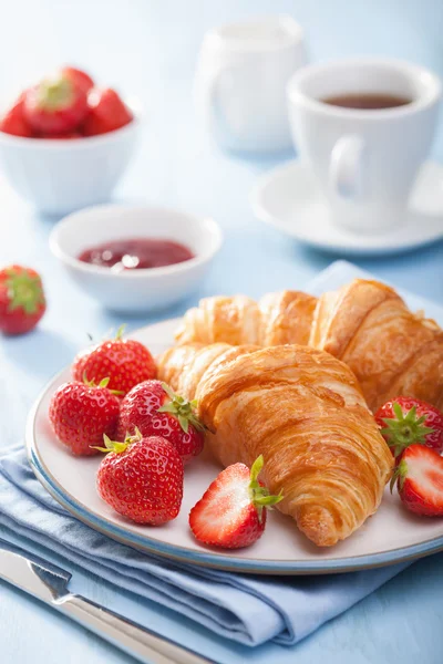 Croissants frais avec confiture et fraise pour le petit déjeuner — Photo