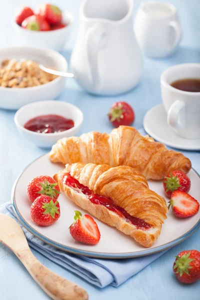Croissants frais avec confiture et fraise pour le petit déjeuner — Photo