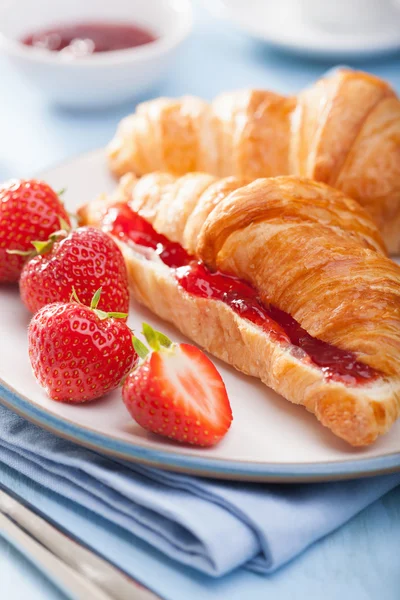 Frische Croissants mit Marmelade und Erdbeeren zum Frühstück — Stockfoto