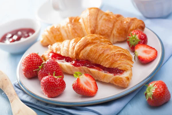 Frische Croissants mit Marmelade und Erdbeeren zum Frühstück — Stockfoto