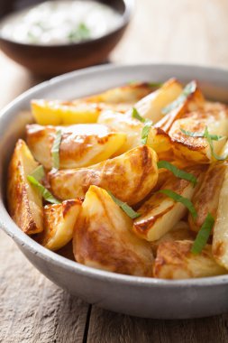 fırında patates dilimleri yoğurt sos ile 