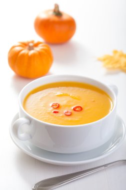 Beyaz kasede kabak çorbası 