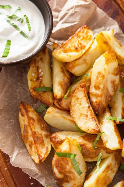 Baked potato wedges with yogurt dip — Stock Photo, Image