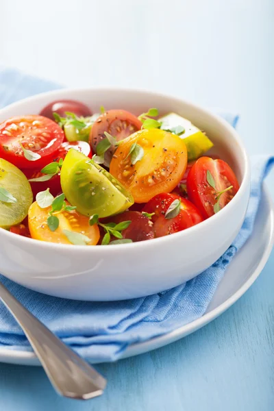 Salada saudável com tomates coloridos — Fotografia de Stock