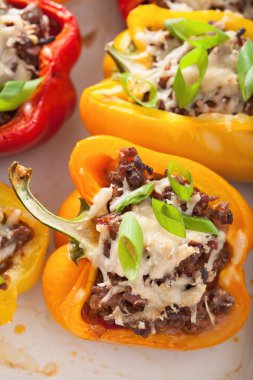 et ve sebze ile doldurulmuş biber