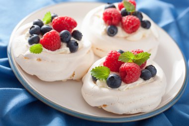Pavlova beze Pasta krema ve meyve ile