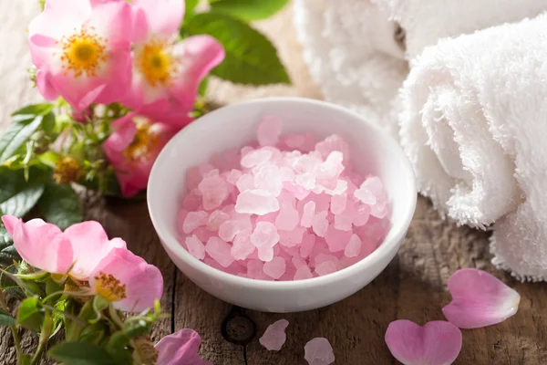 Spa med rosa växtbaserade salt och wild rose blommor — Stockfoto