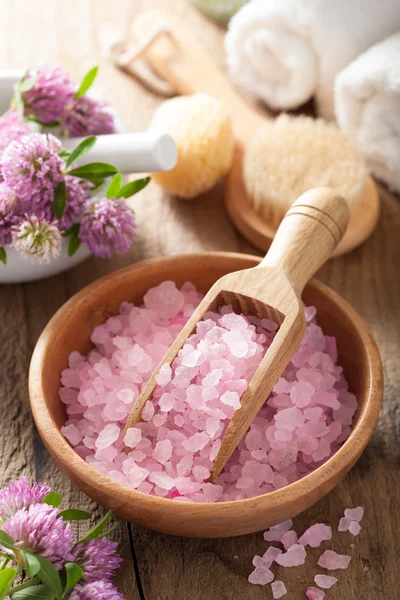 Spa met roze kruiden met zout en klaver bloemen — Stockfoto