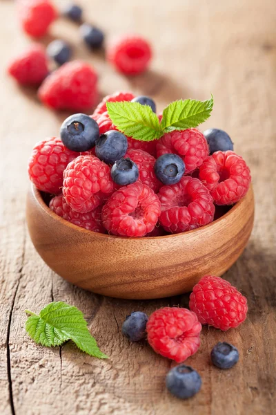 Framboise framboise dans un bol en bois — Photo