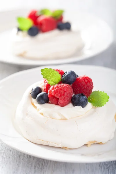 Pavlova meringue cake with cream and berry — ストック写真