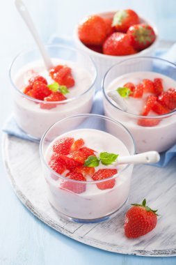 desayuno saludable con yogur y fresas