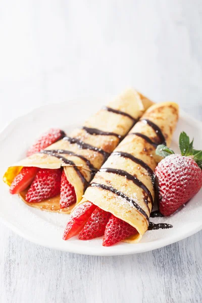 Pancakes with strawberry and chocolate sauce — Stock Photo, Image