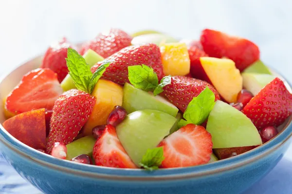 Salada de frutas frescas com morango, maçã, nectarina, romã — Fotografia de Stock