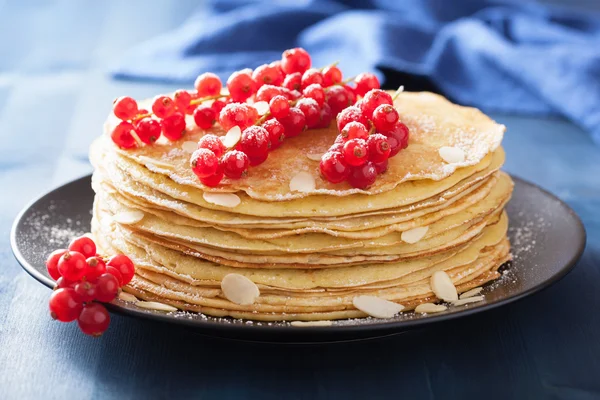 Stack of pancakes with redcurrant and powder sugar — Stock Photo, Image