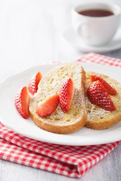 아침에 딸기와 프렌치 토스트 — 스톡 사진