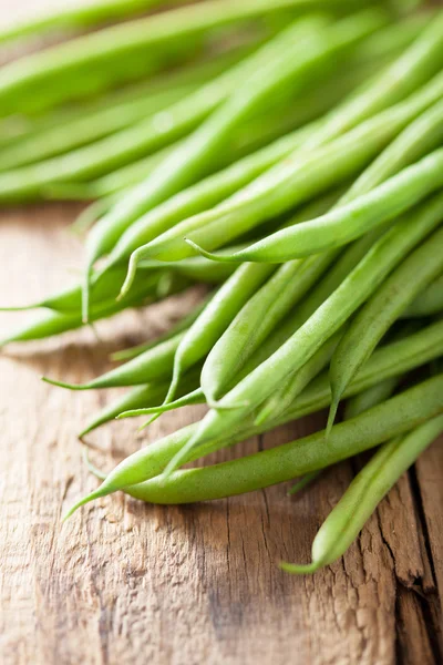 Färska gröna bönor över trä bakgrund — Stockfoto