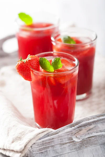 Erdbeersaft mit Minze. Sommergetränk — Stockfoto