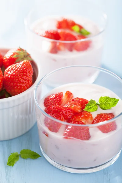 Gesundes Frühstück mit Joghurt und Erdbeere — Stockfoto